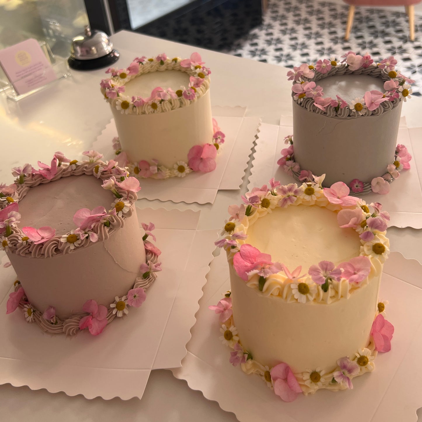 “Blooming” flower border lunchbox cake